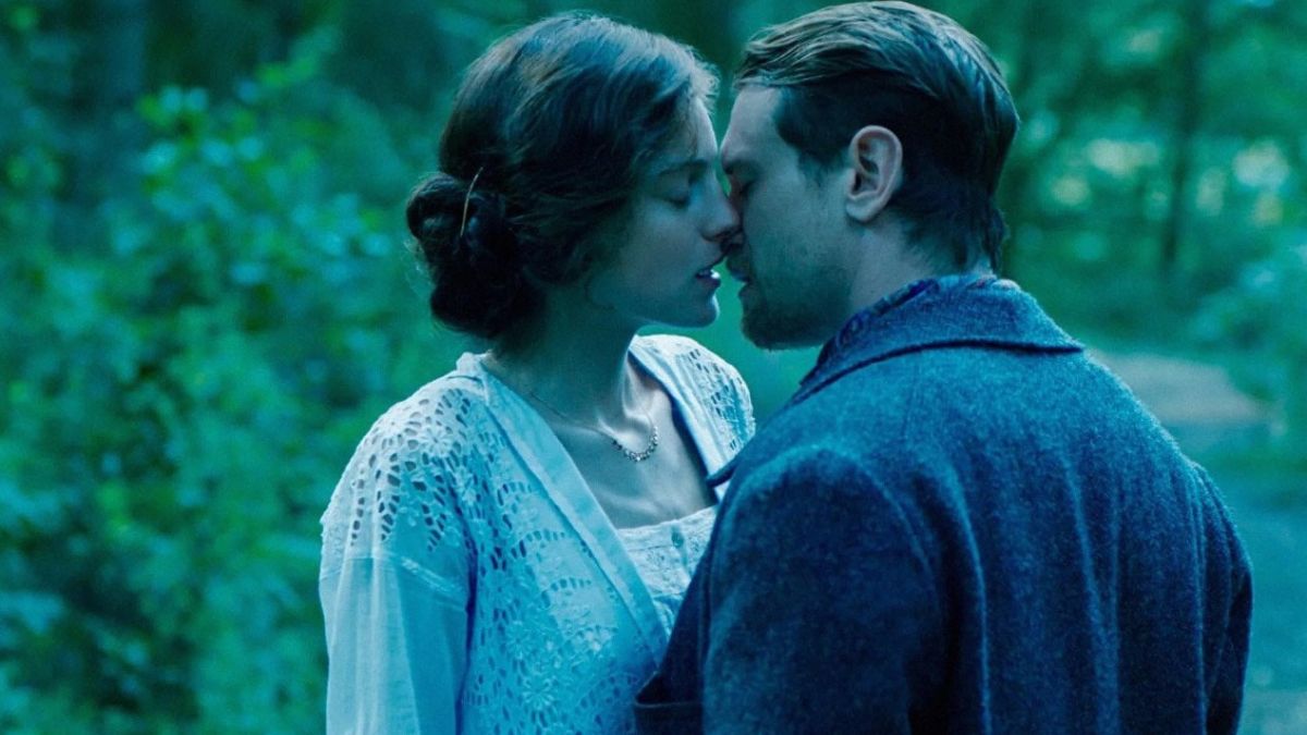Abbiamo stilato per voi la selezione aggiornata dei film più "sensuali" da vedere su Netflix. Tutti collegati dal filo rosso della passione.