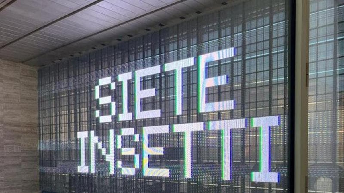 scritta siete insetti stazione italiane netflix
