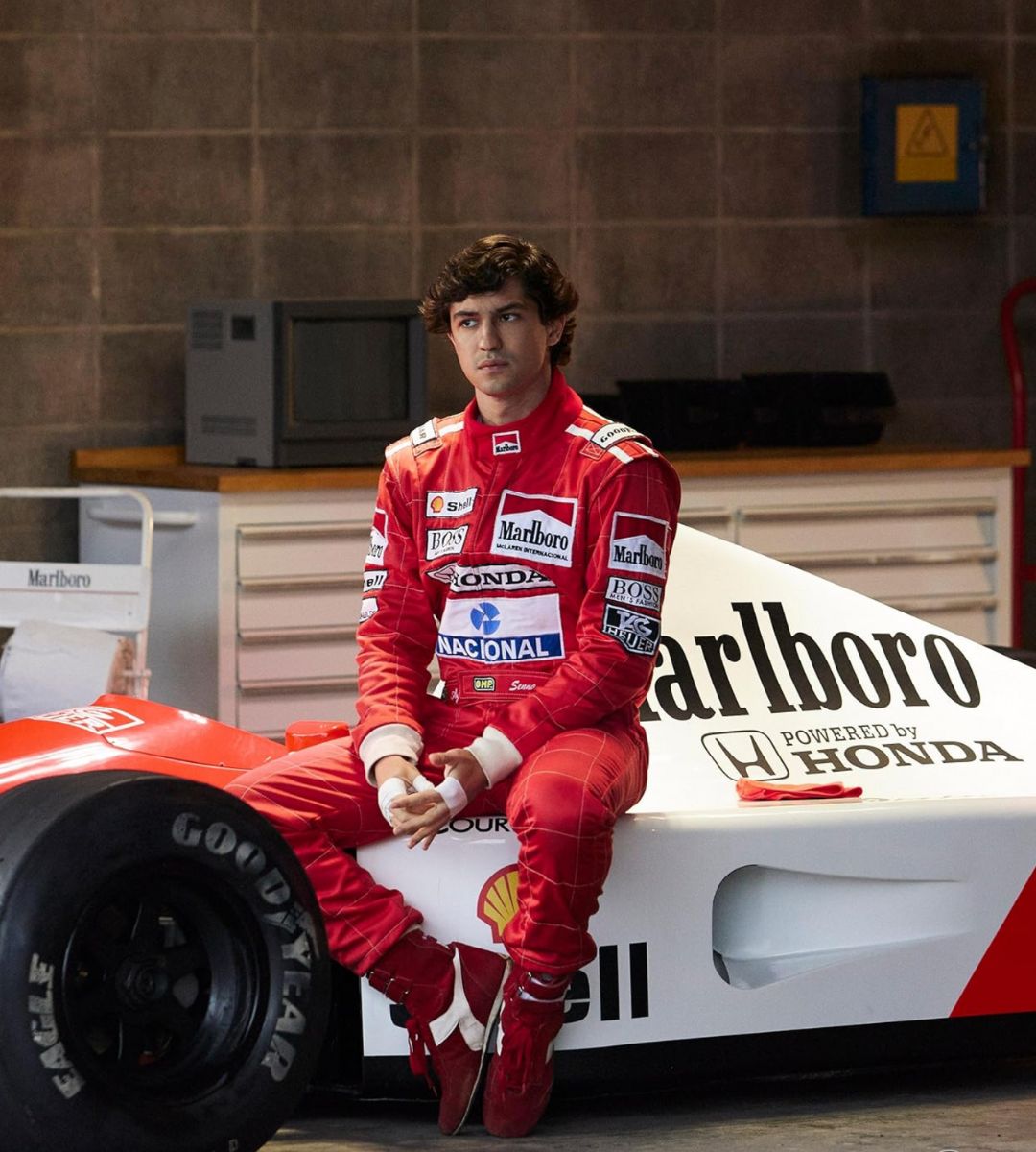 Gabriel Leone nei panni di Ayrton in Senna serie tv netflix