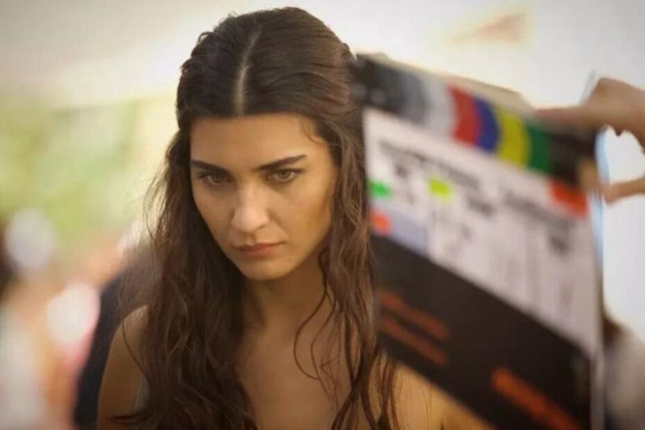 Tuba Büyüküstün, ecco chi è la bellissima star turca di "Black Money Love"