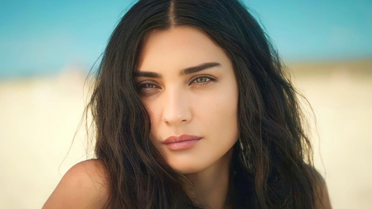 Ecco chi è Tuba Buyukustun: tutto sulla star turca del momento