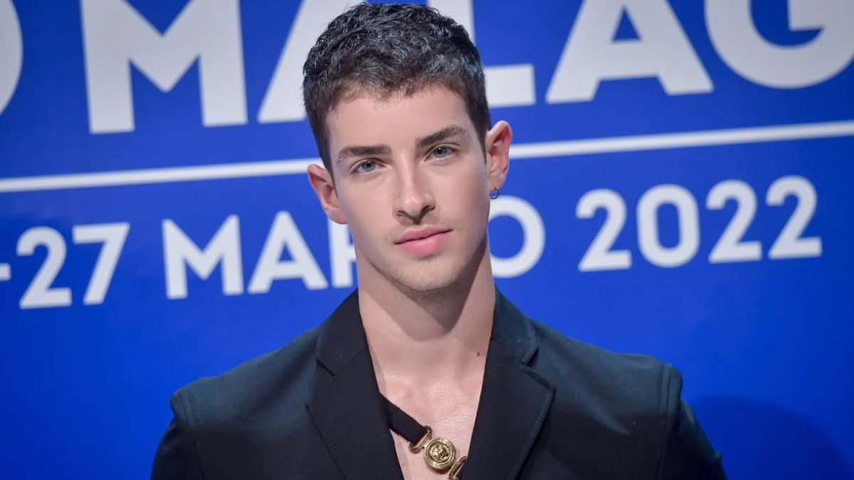 Ecco chi è davvero Manu Rios: non solo il protagonista di "Respira" e uno degli interpreti di Élite, ma è anche cantante, modello e influencer