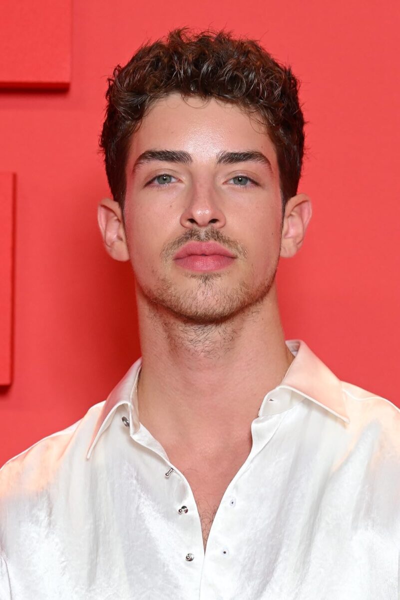 Ecco chi è davvero Manu Rios: non solo il protagonista di "Respira" e uno degli interpreti di Élite, ma è anche cantante, modello e influencer