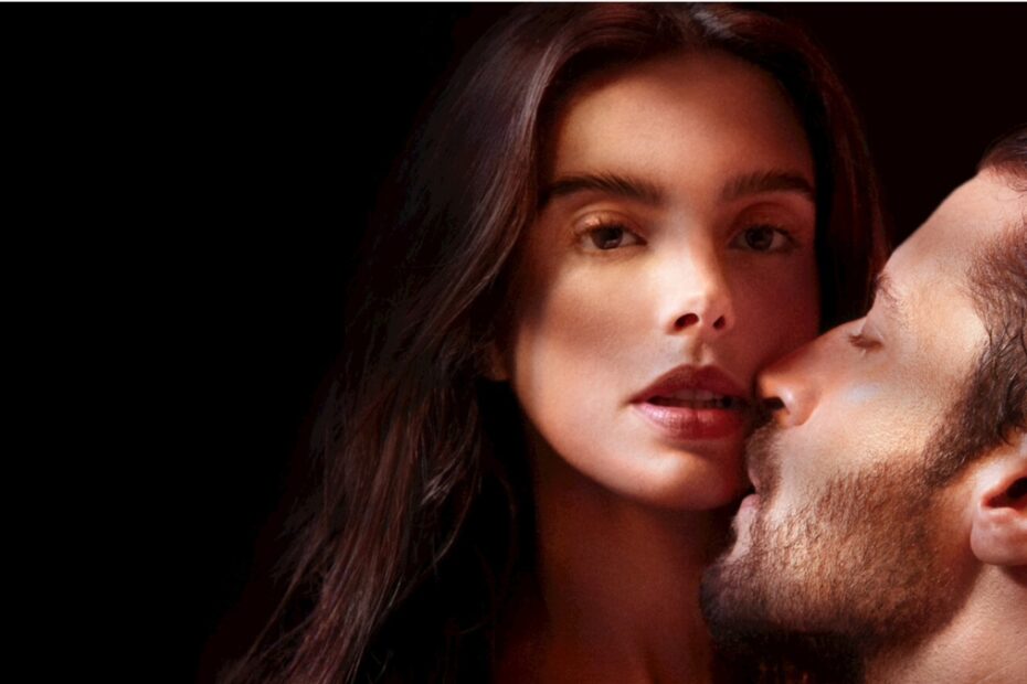 I vantaggi del tradimento - Giovanna Lancellotti e Leandro Lima in una scena del film Netflix - bacio