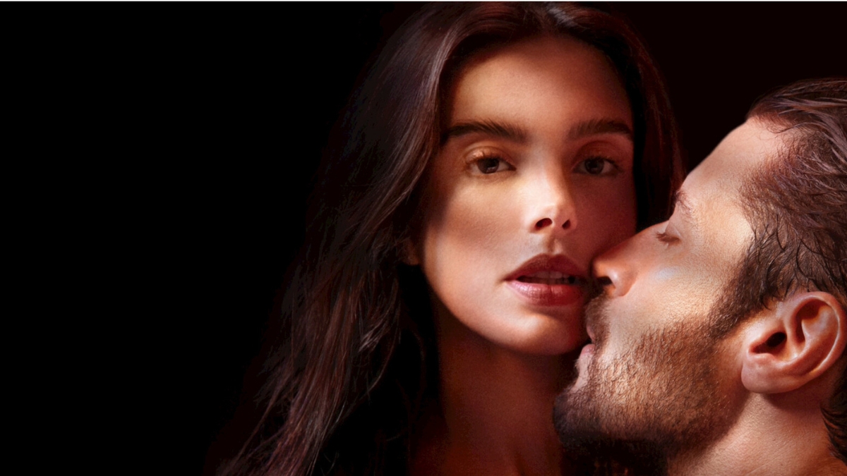 I vantaggi del tradimento - Giovanna Lancellotti e Leandro Lima in una scena del film Netflix - bacio