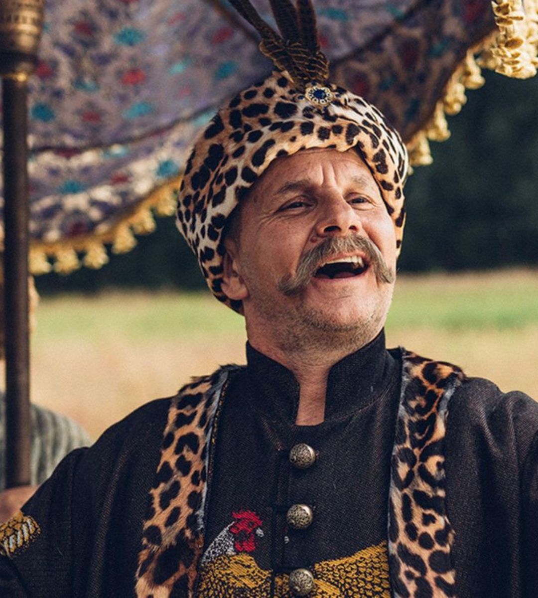 Jan Pawel (Bartłomiej Topa) nella serie Netflix 1670