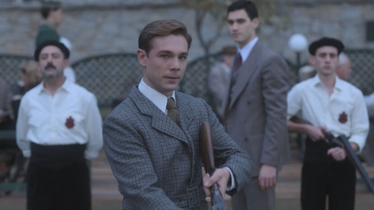 Qualcuno deve morire: la mini serie spagnola "nascosta" su Netflix ci riporta alla Spagna franchista degli anni '50.
