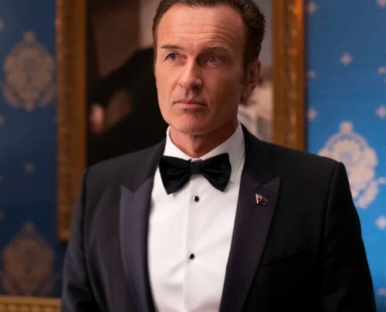 Julian McMahon è morto a 56 anni. Dai Fantastici Quattro a The Residence su Netflix, ha segnato un’epoca con i suoi ruoli affascinanti e oscuri.