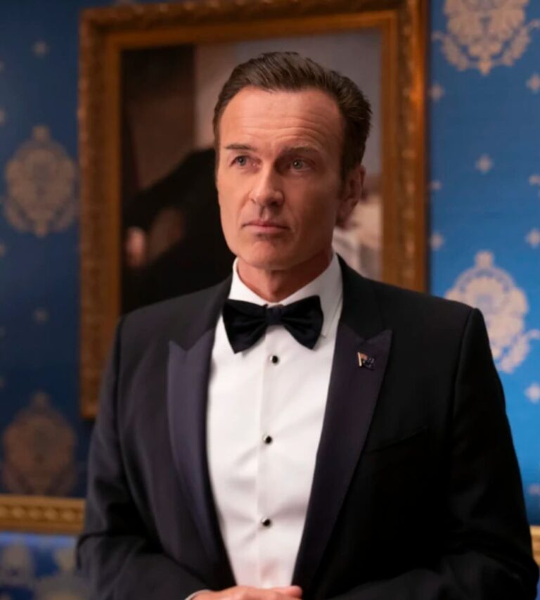 Julian McMahon è morto a 56 anni. Dai Fantastici Quattro a The Residence su Netflix, ha segnato un’epoca con i suoi ruoli affascinanti e oscuri.