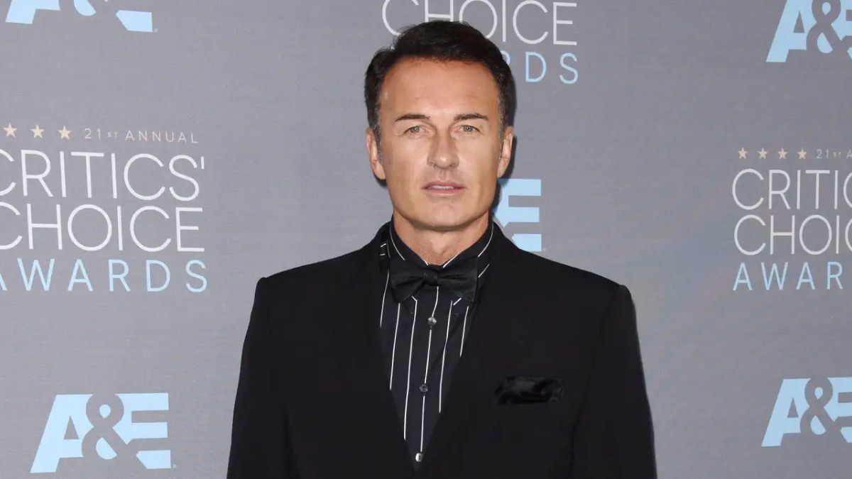 Julian McMahon è morto a 56 anni. Dai Fantastici Quattro a The Residence su Netflix, ha segnato un’epoca con i suoi ruoli affascinanti e oscuri.