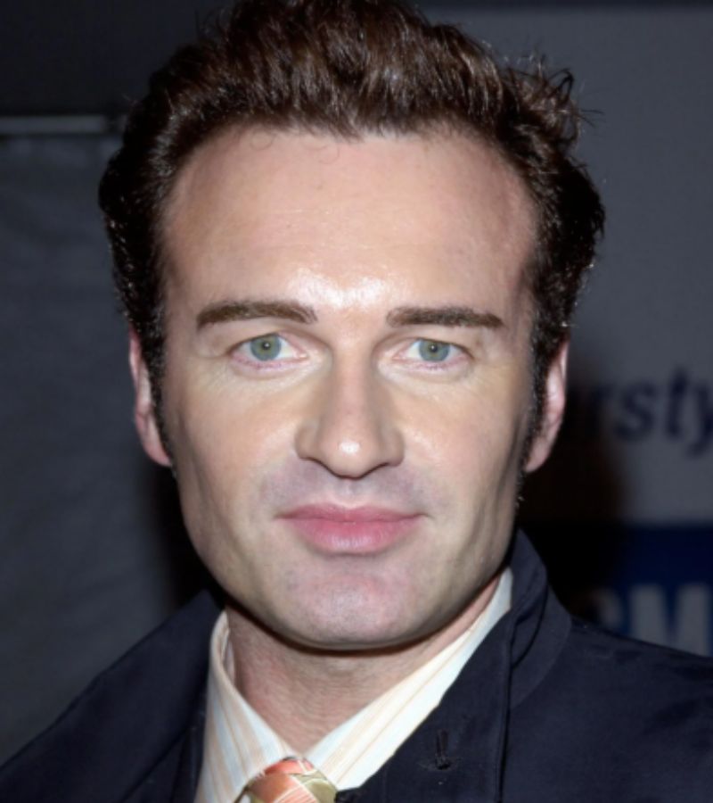 Julian McMahon è morto a 56 anni. Dai Fantastici Quattro a The Residence su Netflix, ha segnato un’epoca con i suoi ruoli affascinanti e oscuri.