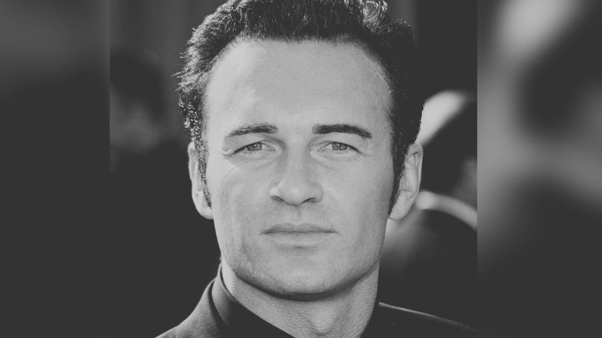 Julian McMahon è morto a 56 anni. Dai Fantastici Quattro a The Residence su Netflix, ha segnato un’epoca con i suoi ruoli affascinanti e oscuri.