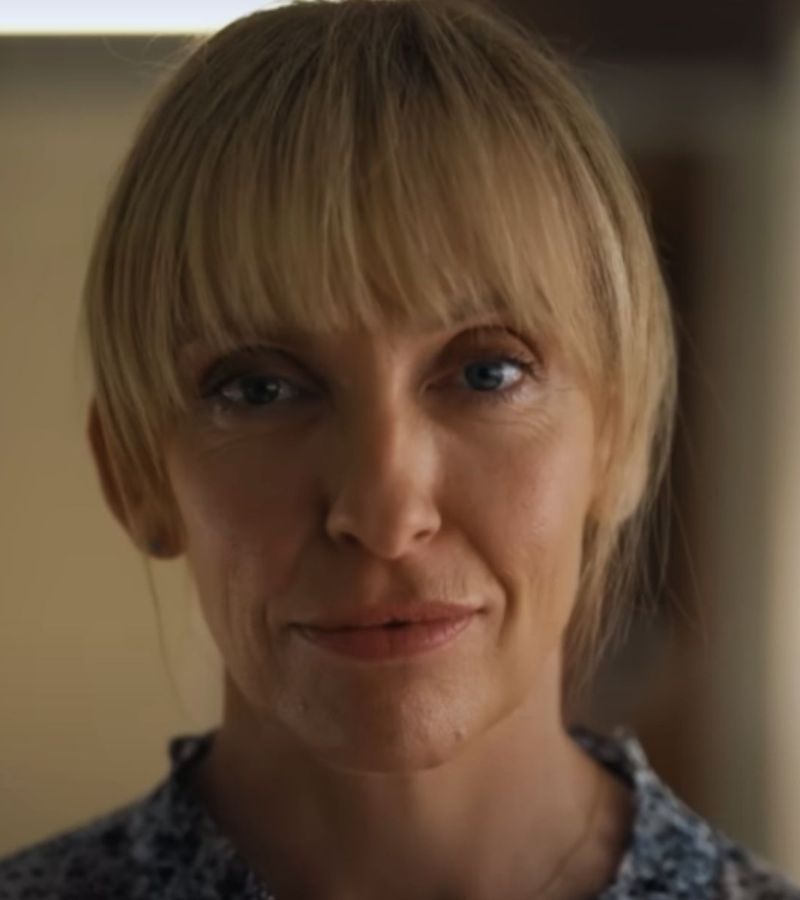 Frammenti di lei: la mini serie su Netflix svela i segreti di una madre, interpretata da Toni Collette, e del rapporto con la figlia.