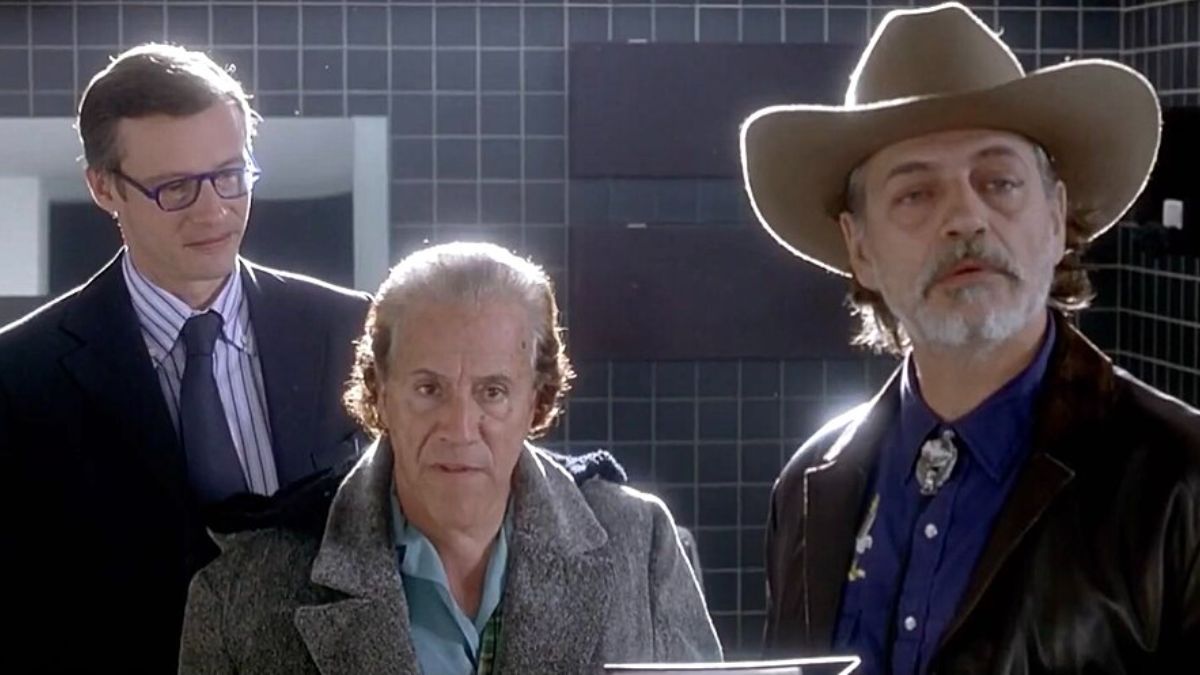 L’amico di famiglia, su Netflix il film più crudele e viscerale di Paolo Sorrentino. Il protagonista, stavolta, è un uomo viscido e crudele.