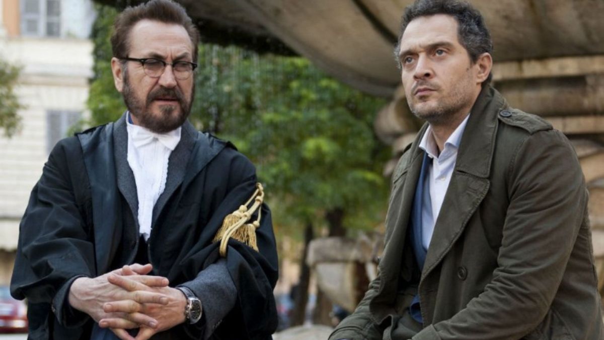 "Rimetti a noi i nostri debiti": il primo film italiano di Netflix, con due strepitose interpretazioni di Marco Giallini e Claudio Santamaria.