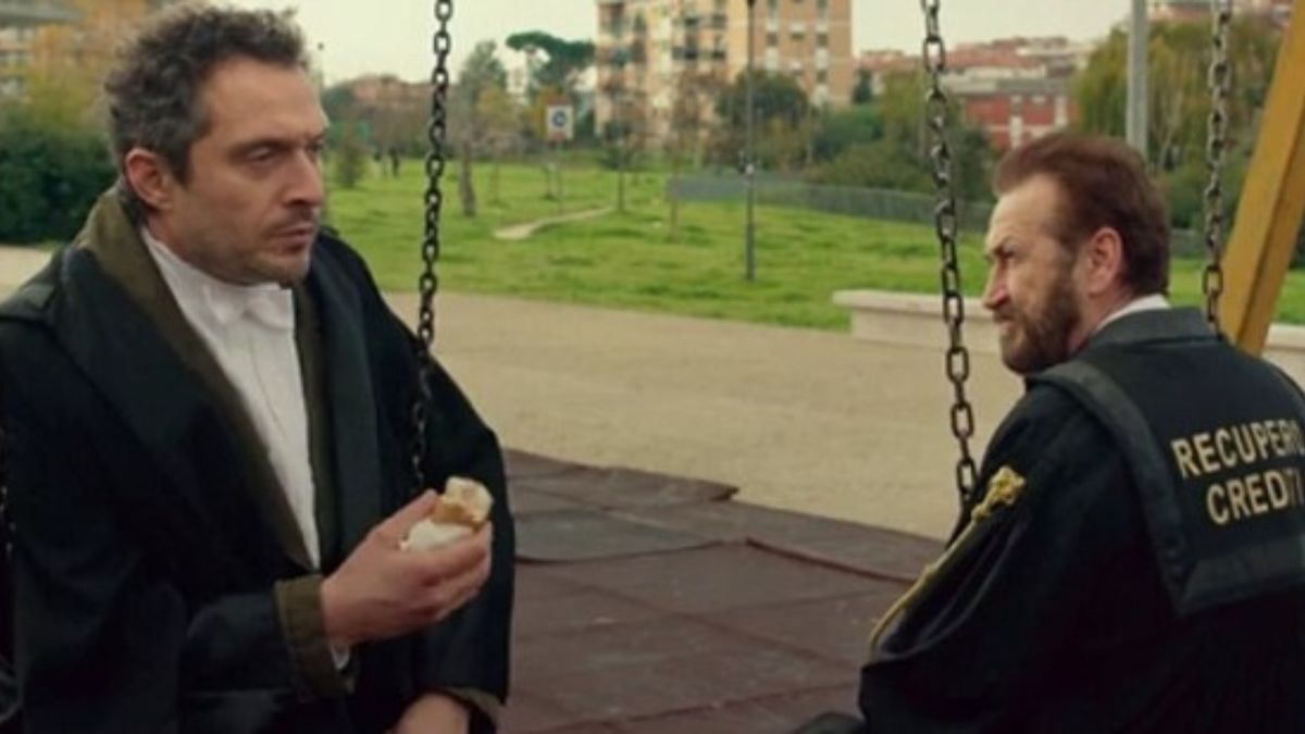 "Rimetti a noi i nostri debiti": il primo film italiano di Netflix, con due strepitose interpretazioni di Marco Giallini e Claudio Santamaria.