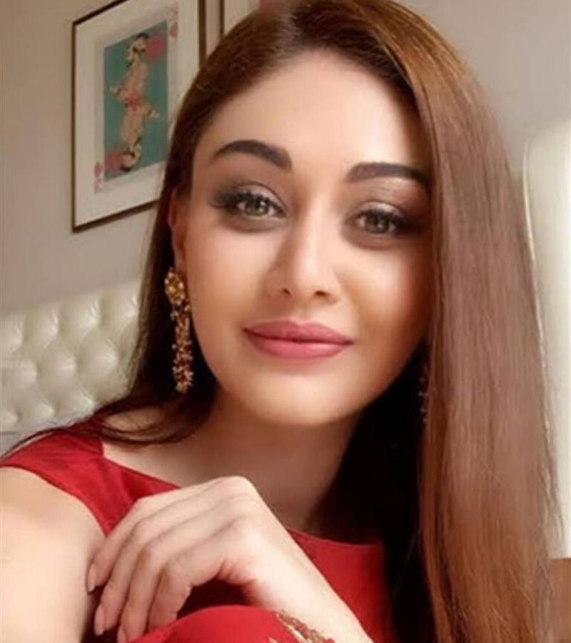 Addio a Shefali Jariwala: l'attrice indiana è morta a 42 anni. Si indaga sulle potenziali cause dell'arresto cardiaco.
