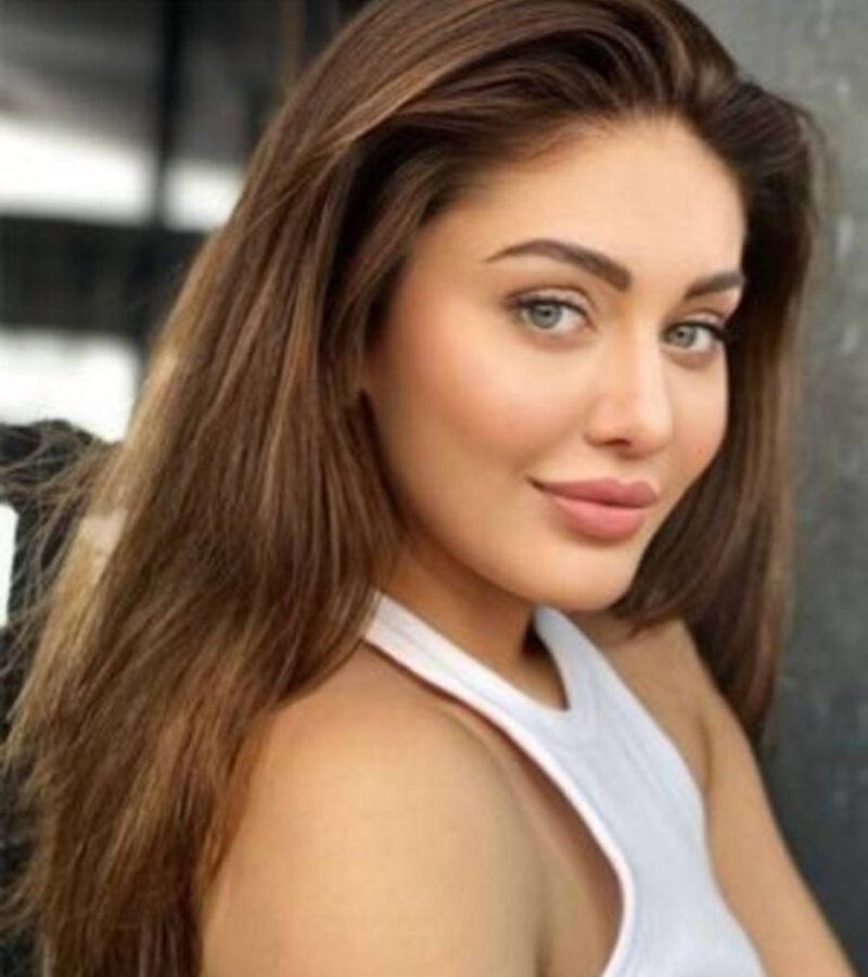 Addio a Shefali Jariwala: l'attrice indiana è morta a 42 anni. Si indaga sulle potenziali cause dell'arresto cardiaco.