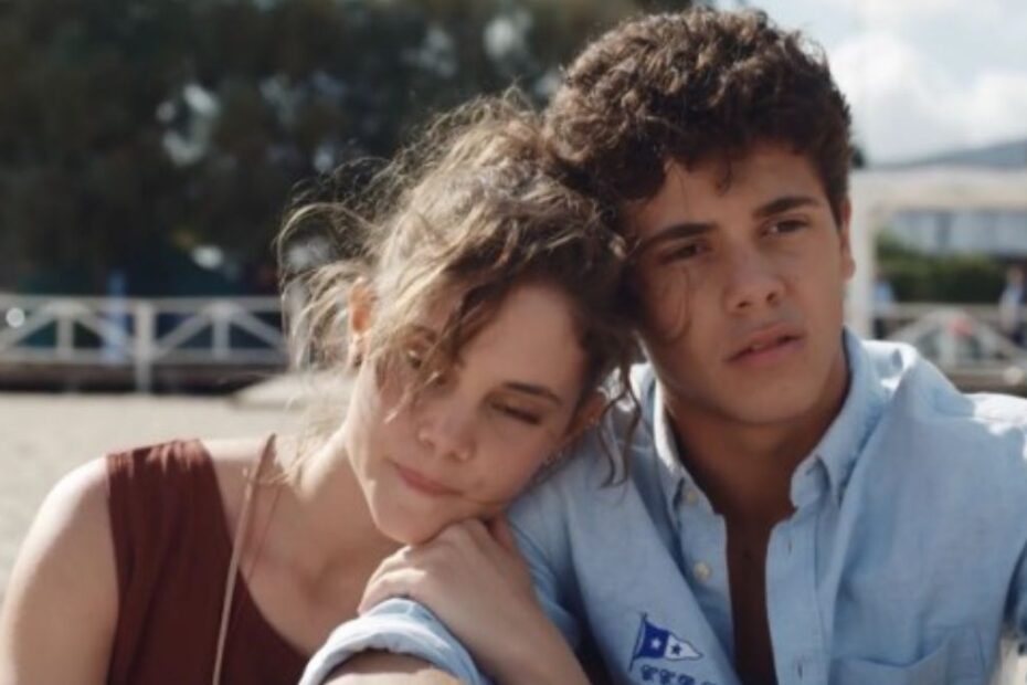 Sulla stessa onda: un delizioso film tutto italiano su Netflix. La storia di un amore e di una malattia, da affrontare insieme.