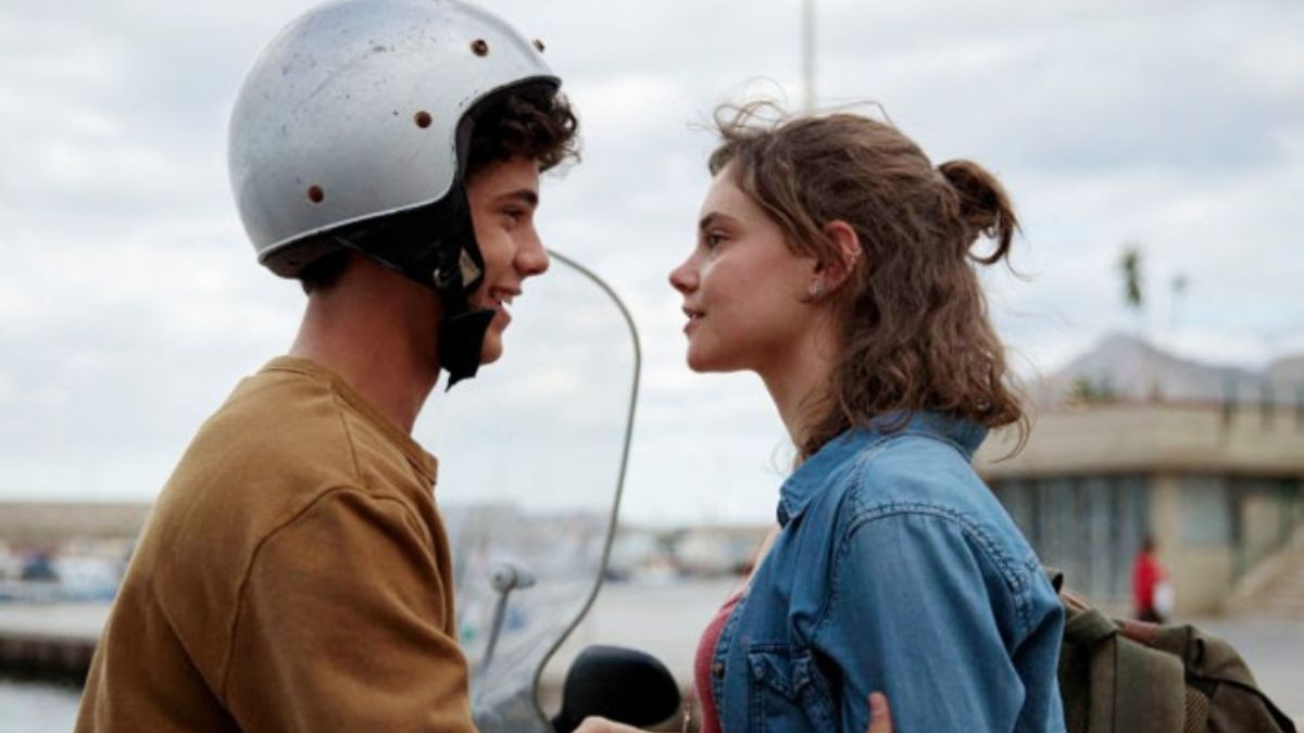 Sulla stessa onda: un delizioso film tutto italiano su Netflix. La storia di un amore e di una malattia, da affrontare insieme.