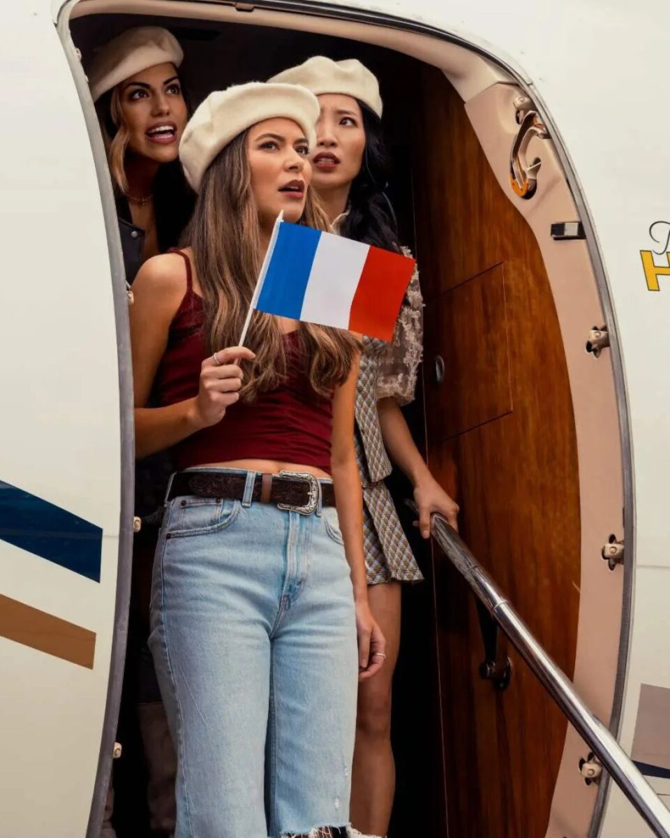 The Wrong Paris è una storia d’amore estiva in arrivo su Netflix. Il tutto nasce da un equivoco, ma sboccerà l'amore.