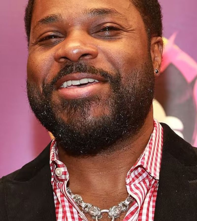 È morto a 54 anni Malcolm-Jamal Warner, il Theo de I Robinson. Annegato in Costa Rica, lascia un'eredità artistica profonda e autentica.