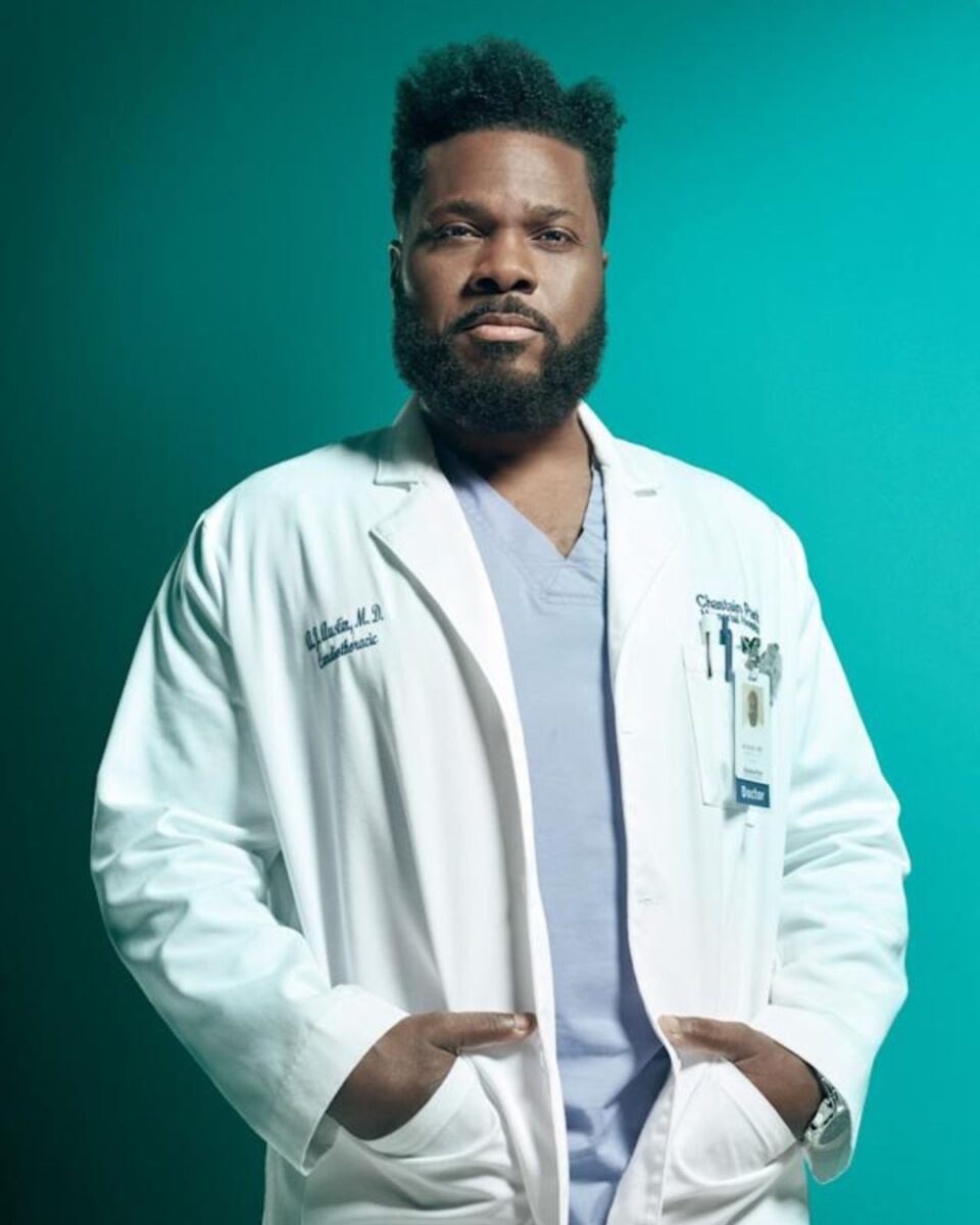 È morto a 54 anni Malcolm-Jamal Warner, il Theo de I Robinson. Annegato in Costa Rica, lascia un'eredità artistica profonda e autentica.
