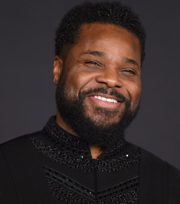 È morto a 54 anni Malcolm-Jamal Warner, il Theo de I Robinson. Annegato in Costa Rica, lascia un'eredità artistica profonda e autentica.