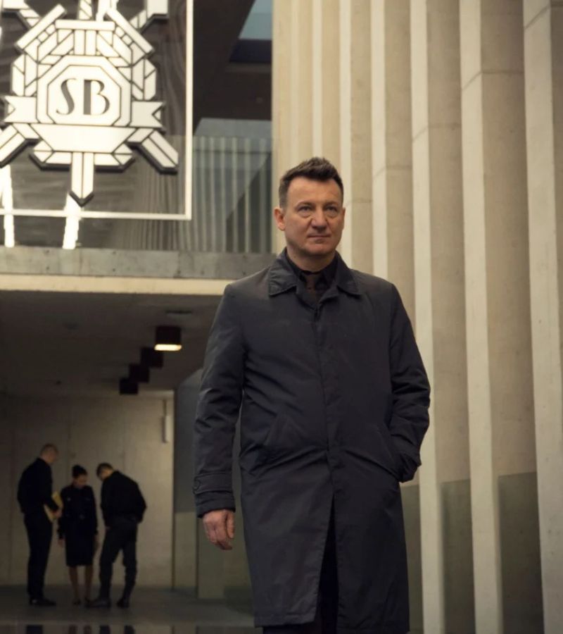 1983: la prima serie polacca prodotta in Polonia da Netflix è nu affascinante thriller politico distopico.