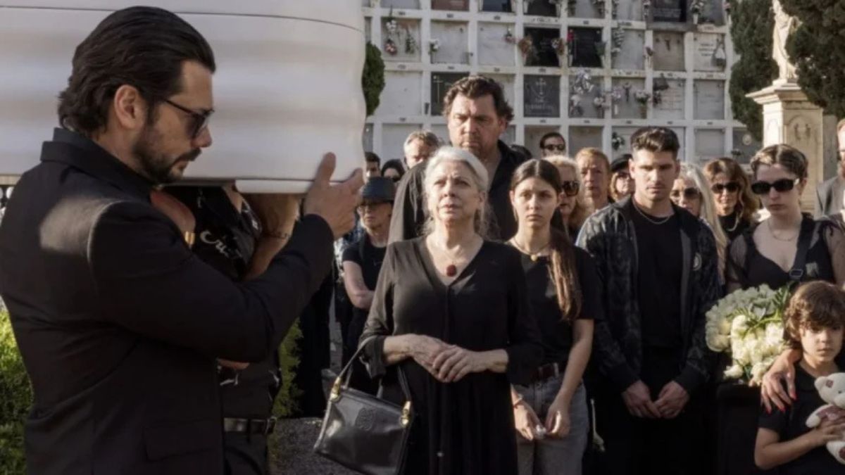 "Due tombe" è la nuova serie spagnola, anzi miniserie, che vedremo presto su Netflix. Tra i protagonisti c'è Il Professore de La Casa di Carta