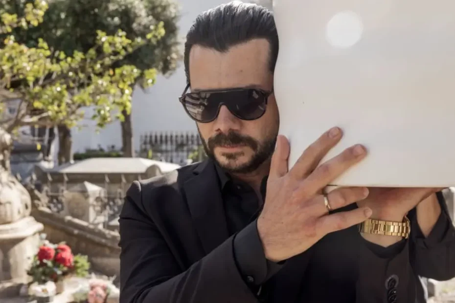 "Due tombe" è la nuova serie spagnola, anzi miniserie, che vedremo presto su Netflix. Tra i protagonisti c'è Il Professore de La Casa di Carta