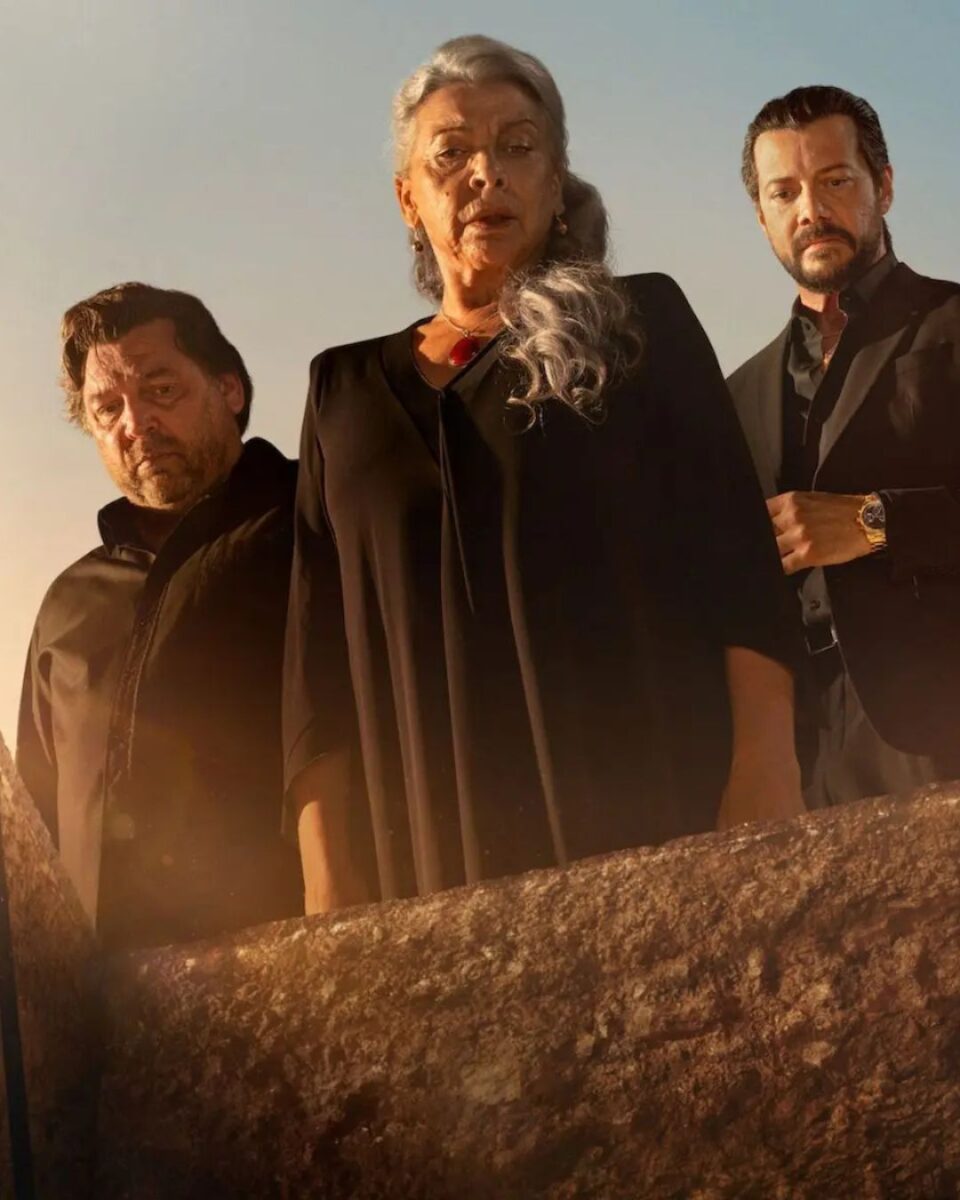 "Due tombe" è la nuova serie spagnola, anzi miniserie, che vedremo presto su Netflix. Tra i protagonisti c'è Il Professore de La Casa di Carta