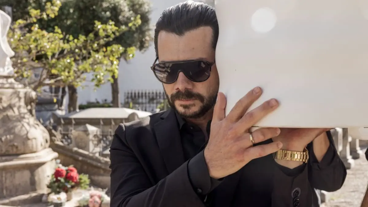 "Due tombe" è la nuova serie spagnola, anzi miniserie, che vedremo presto su Netflix. Tra i protagonisti c'è Il Professore de La Casa di Carta