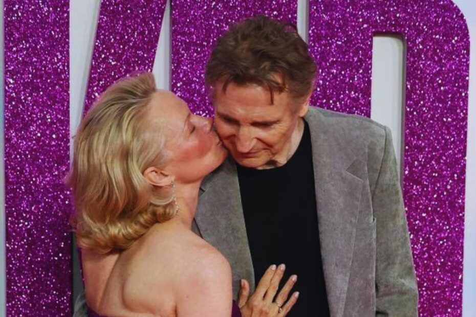 Pamela Anderson e Liam Neeson stanno insieme! La coppia dell'estate 2025 oramai non si nasconde più. L'amore è nato sul set.