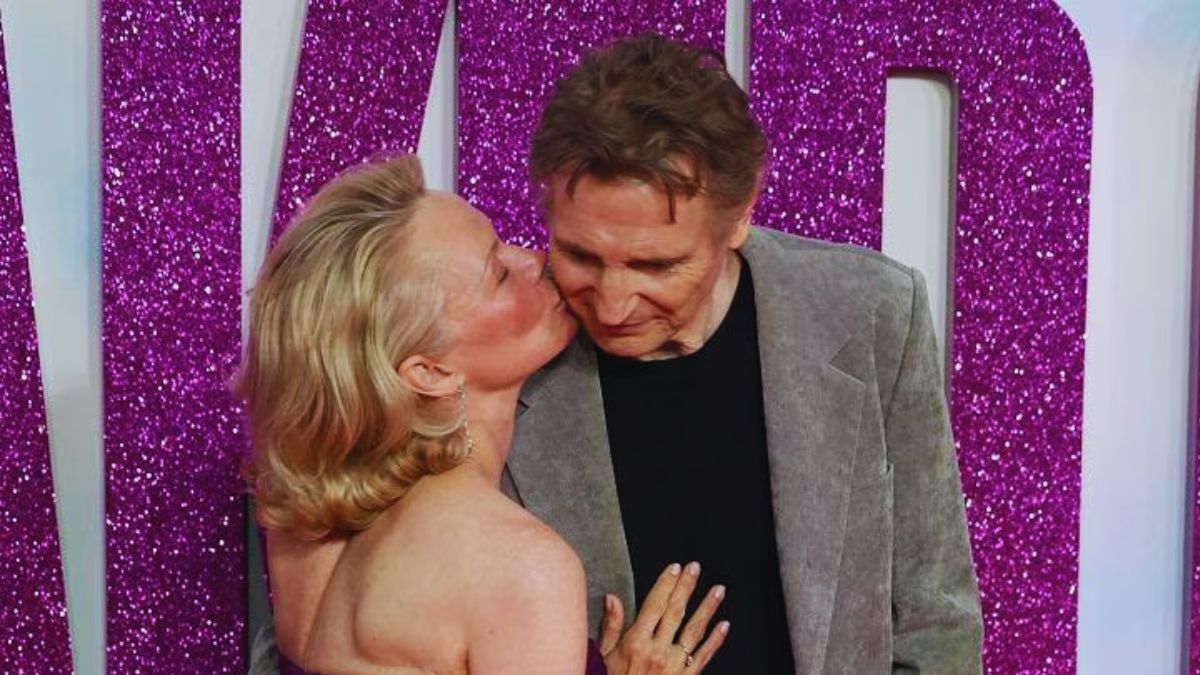 Pamela Anderson e Liam Neeson stanno insieme! La coppia dell'estate 2025 oramai non si nasconde più. L'amore è nato sul set.