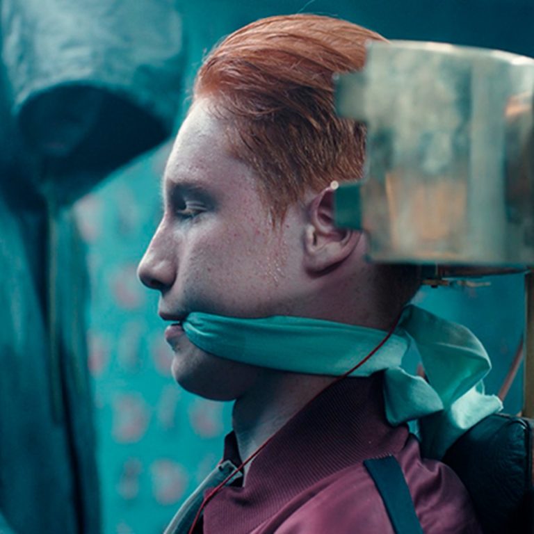 Intrighi, segreti e doppie vite: entra nel mondo oscuro di 'Dark', la serie thriller eletta "migliore serie originale Netflix" battendo Black Mirror.