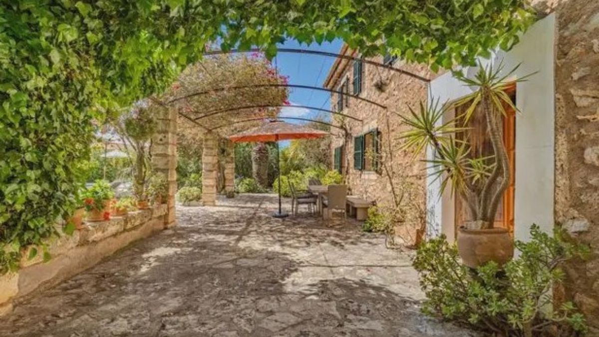Le magiche location nel Mediterraneo di film e serie tv su Netflix: parti con noi in questo viaggio ideale tra scenari incantevoli.