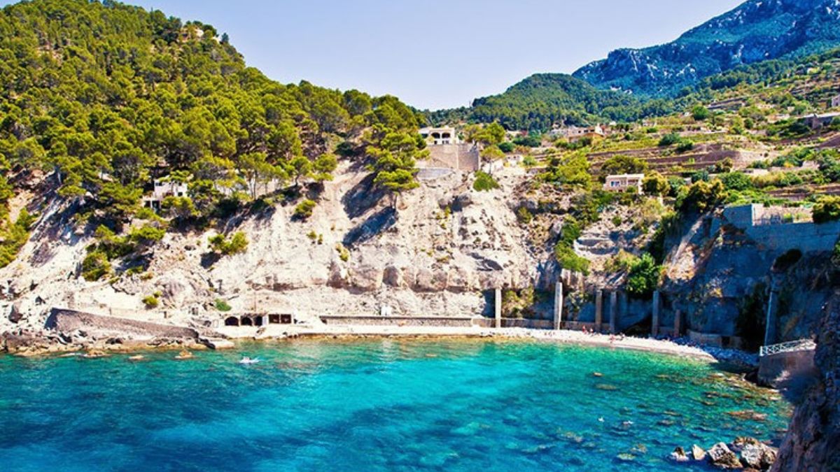 Le magiche location nel Mediterraneo di film e serie tv su Netflix: parti con noi in questo viaggio ideale tra scenari incantevoli.