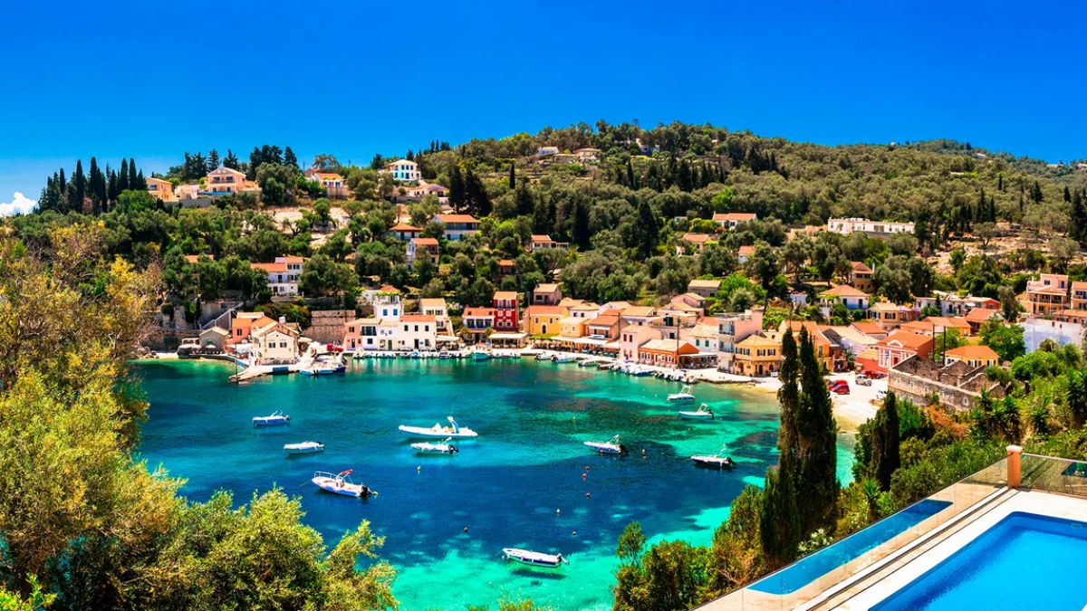 Le magiche location nel Mediterraneo di film e serie tv su Netflix: parti con noi in questo viaggio ideale tra scenari incantevoli.
