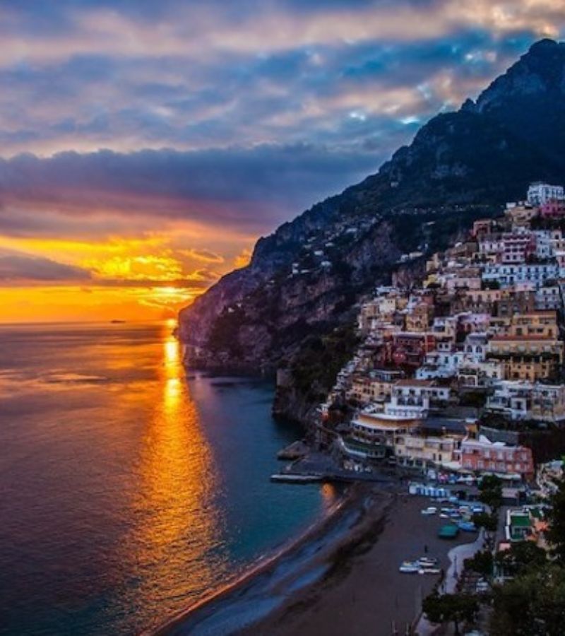 Le magiche location nel Mediterraneo di film e serie tv su Netflix: parti con noi in questo viaggio ideale tra scenari incantevoli.