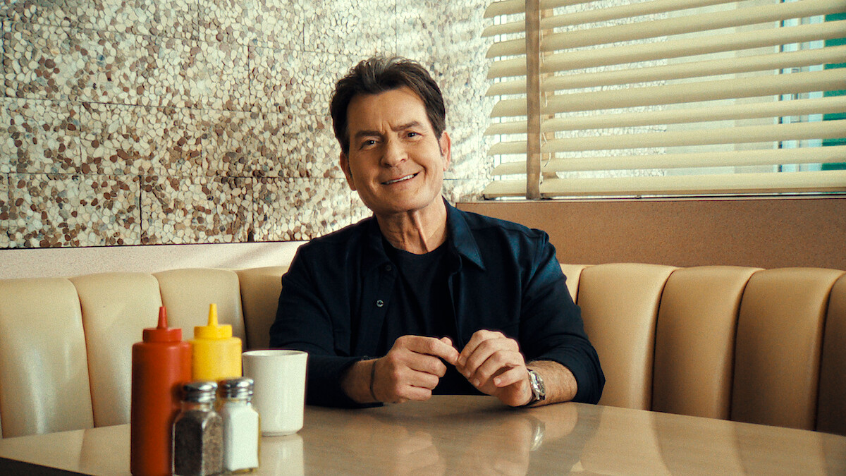 Charlie Sheen si racconta senza filtri nella nuova serie Tv su Netflix: confessioni e ricordi del suo passato difficile.