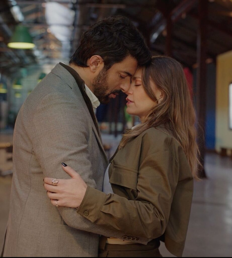 Old Money, la nuova e attesissima serie turca finalmente su Netflix: il fulcro del racconto è un amore contrastato, tra due mondi opposti.