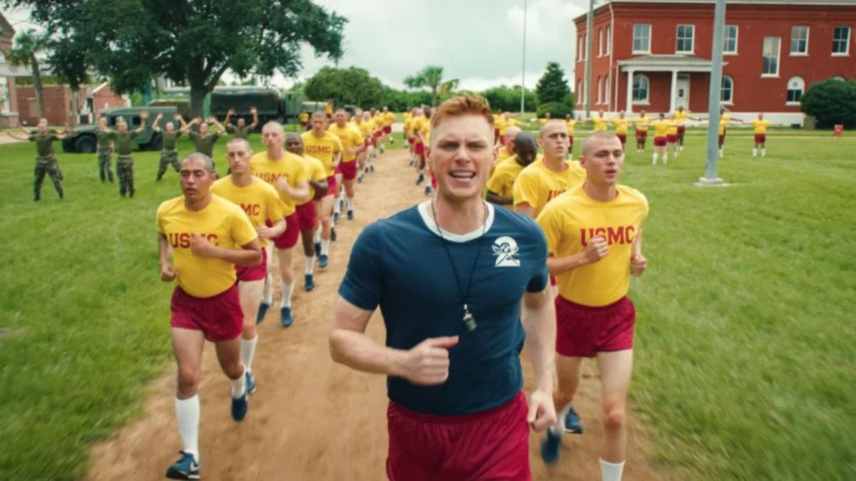 Boots: la serie Netflix è un racconto di formazione "queer" nell'esercito USA. Una storia vera, ambientata negli anni Novanta.