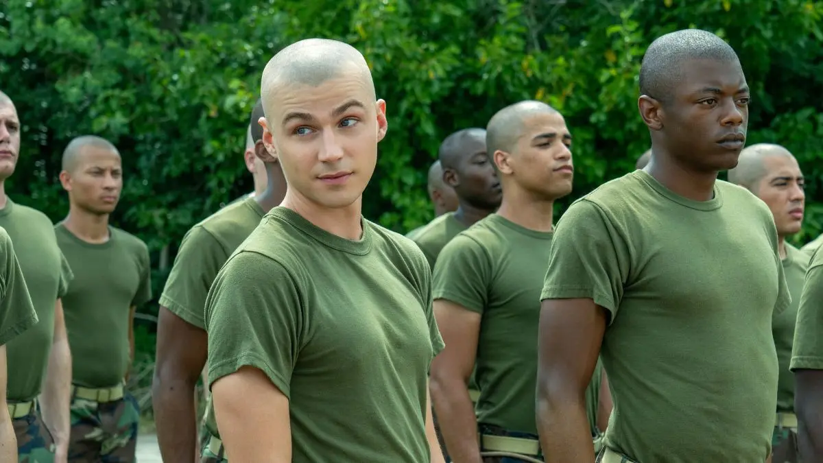 Boots: la serie Netflix è un racconto di formazione "queer" nell'esercito USA. Una storia vera, ambientata negli anni Novanta.