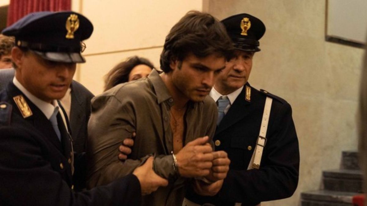 Califano sale in Top 10 su Netflix: identità pubblica, fragilità ed esposizione mediatica al centro del biopic sul cantautore.