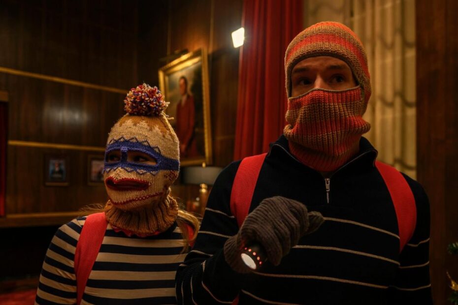 Jingle Bells Heist è la nuova commedia natalizia in arrivo su Netflix: un heist disastroso, battute, caos e un piano destinato a crollare.