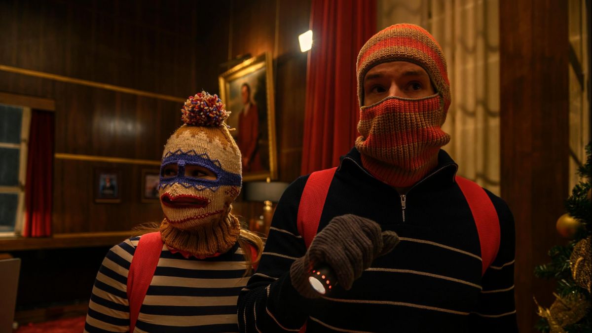 Jingle Bells Heist è la nuova commedia natalizia in arrivo su Netflix: un heist disastroso, battute, caos e un piano destinato a crollare. 