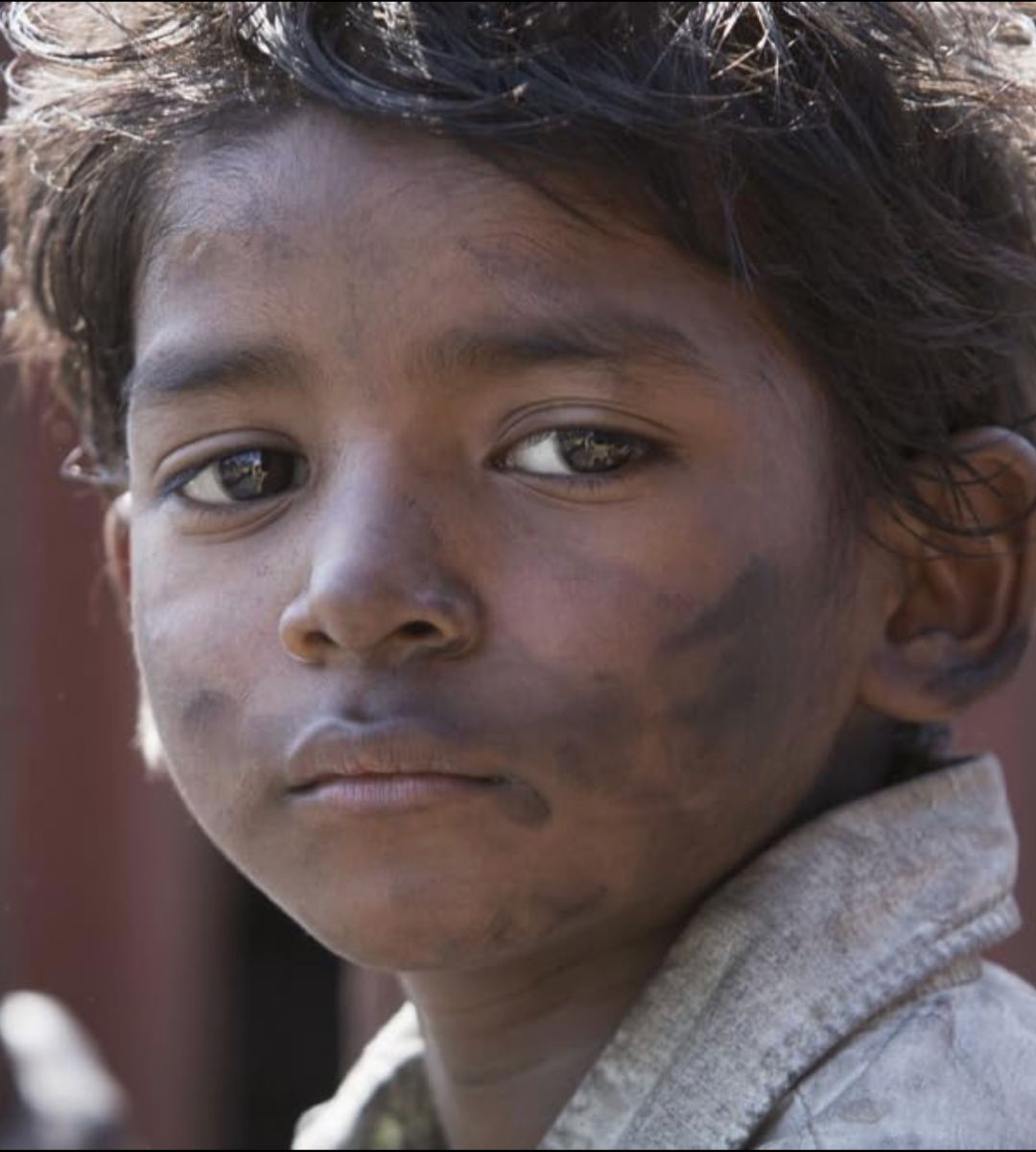 Sunny Pawar interpreta il piccolo Saroo nel film Lion (2006)– La strada verso casa, tratto da una storia vera.