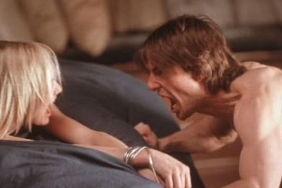 Corri a rivedere Vanilla Sky prima che esca da Netflix: un thriller psicologico ipnotico e sensuale che continua a spiazzare dopo vent’anni.