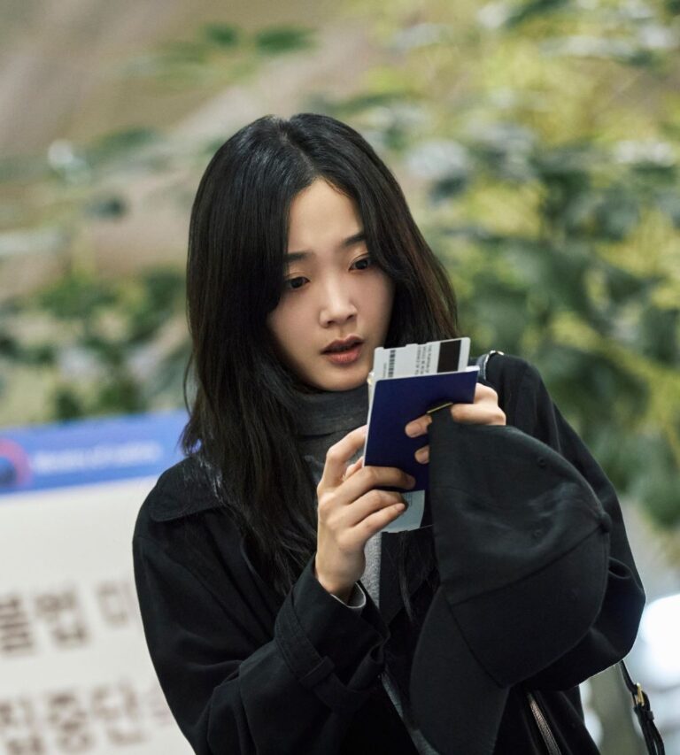 La nostra recensione di Non stare a guardare: la miniserie che tocca le corde dell'anima. Una storia ad altissimo impatto emotivo.